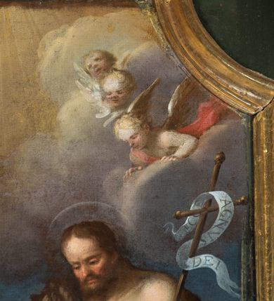 Zdjęcie nr 14: Obraz wkomponowany w zaplecek antyambony, w kształcie stojącego prostokąta o ściętych ćwierćkoliście górnych narożach. Ukazuje stojącego w Jordanie Jezusa, w silnym kontrapoście, z rękami złożonymi na piersi, opasanego na plecach niebieskim płaszczem i na biodrach białą tkaniną. Jego twarz jest zwrócona w dół, nos lekko zadarty, czoło wysokie, włosy opadające na plecy, wokół głowy rozświetlony nimb. Na brzegu stoi św. Jan Chrzciciel, zwrócony w trzech czwartych, w lekkim kontrapoście. Jego twarz o krótkim nosie, z zamkniętymi ustami, rozświetlonym czołem, krótką brązową brodą i krótkimi włosami, z aureolą wokół głowy. Święty polewa głowę Chrystusa wodą z muszli trzymanej w ręce. Jest ubrany w wielbłądzią skórę i czerwony płaszcz. W lewej dłoni przytrzymuje długi krzyż opatrzony banderolą z napisem "ECCE AGNUS DEI". Za postacią Jezusa klęczy anioł w żółtej, długiej sukni, a w partii nieba ze skłębionymi i rozświetlonymi padającymi z góry promieniami widoczne putto i główki aniołków. W tle daleki krajobraz, oddany szkicowo, z łuną wschodzącego słońca.      