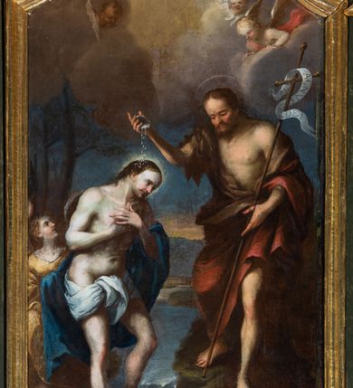 Zdjęcie nr 2: Obraz wkomponowany w zaplecek antyambony, w kształcie stojącego prostokąta o ściętych ćwierćkoliście górnych narożach. Ukazuje stojącego w Jordanie Jezusa, w silnym kontrapoście, z rękami złożonymi na piersi, opasanego na plecach niebieskim płaszczem i na biodrach białą tkaniną. Jego twarz jest zwrócona w dół, nos lekko zadarty, czoło wysokie, włosy opadające na plecy, wokół głowy rozświetlony nimb. Na brzegu stoi św. Jan Chrzciciel, zwrócony w trzech czwartych, w lekkim kontrapoście. Jego twarz o krótkim nosie, z zamkniętymi ustami, rozświetlonym czołem, krótką brązową brodą i krótkimi włosami, z aureolą wokół głowy. Święty polewa głowę Chrystusa wodą z muszli trzymanej w ręce. Jest ubrany w wielbłądzią skórę i czerwony płaszcz. W lewej dłoni przytrzymuje długi krzyż opatrzony banderolą z napisem "ECCE AGNUS DEI". Za postacią Jezusa klęczy anioł w żółtej, długiej sukni, a w partii nieba ze skłębionymi i rozświetlonymi padającymi z góry promieniami widoczne putto i główki aniołków. W tle daleki krajobraz, oddany szkicowo, z łuną wschodzącego słońca.      