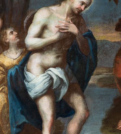 Zdjęcie nr 12: Obraz wkomponowany w zaplecek antyambony, w kształcie stojącego prostokąta o ściętych ćwierćkoliście górnych narożach. Ukazuje stojącego w Jordanie Jezusa, w silnym kontrapoście, z rękami złożonymi na piersi, opasanego na plecach niebieskim płaszczem i na biodrach białą tkaniną. Jego twarz jest zwrócona w dół, nos lekko zadarty, czoło wysokie, włosy opadające na plecy, wokół głowy rozświetlony nimb. Na brzegu stoi św. Jan Chrzciciel, zwrócony w trzech czwartych, w lekkim kontrapoście. Jego twarz o krótkim nosie, z zamkniętymi ustami, rozświetlonym czołem, krótką brązową brodą i krótkimi włosami, z aureolą wokół głowy. Święty polewa głowę Chrystusa wodą z muszli trzymanej w ręce. Jest ubrany w wielbłądzią skórę i czerwony płaszcz. W lewej dłoni przytrzymuje długi krzyż opatrzony banderolą z napisem &quot;ECCE AGNUS DEI&quot;. Za postacią Jezusa klęczy anioł w żółtej, długiej sukni, a w partii nieba ze skłębionymi i rozświetlonymi padającymi z góry promieniami widoczne putto i główki aniołków. W tle daleki krajobraz, oddany szkicowo, z łuną wschodzącego słońca.      