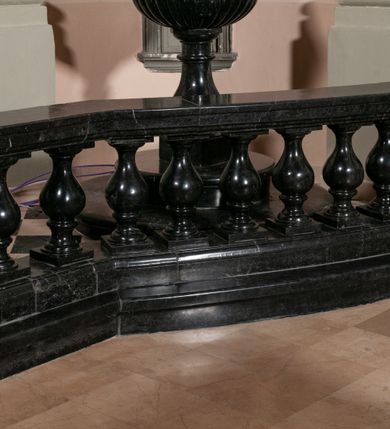 Zdjęcie nr 8: Podstawa okrągła, dwustopniowa z prostopadłościenną górną częścią, z trzonem w typie gruszkowatym z wałkiem w górnej części, podtrzymującym czarę w formie spłaszczonej kuli z puklami. Na czarze tarcza herbowa ujęta wolutami z godłem herbu Szaszor lub Orla. Pokrywa drewniana, w kształcie smukłej półkopuły o powierzchni pokrytej srebrzonymi łuskami, obwiedzionej koroną, podzielona żebrami z żabkami i zwieńczona koroną. Nad kopułą sześcioboczna wieżyczka ujęta wolnostojącymi pinaklami. Jej ścianki zakończone trójkątnie z ornamentalnymi grzebieniami, wypełnione wnękami z postaciami aniołów. Nad wieżyczką figura św. Jana Chrzciciela, ubranego w wielbłądzią skórę i płaszcz przerzucony na prawym ramieniu. W prawej dłoni podtrzymuje baranka, w lewej trzyma osadzony na długim trzpieniu krzyż. Na wewnętrznej stronie pokrywy tabliczka z inskrypcją: „CURA ET IMPENSIS / JOSEPHI PAJĄCZEWSKI / CURATI MORAVICEAEN ET / DECANI CZERNICHOVIEN A(NNO) D(OMINI) 1904 A(D) M(AIOREM) D(EI) G(LORIAM)”.        