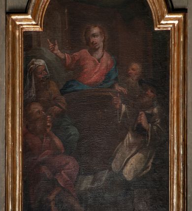 Zdjęcie nr 26: Kosz ambony na rzucie czworoboku, o bokach lekko wypukłych, wsparty na piramidalnym cokole z szyszką ujętą liśćmi. Kosz podzielony szerokimi, kanelowanymi spływami i zwieńczony gzymsem. Na ściance frontowej płaskorzeźbiona figura Chrystusa błogosławiącego trzymany w ręku bochenek chleba. Zaplecek flankowany profilowanymi listwami z kampanulami zakończonymi ulistnionymi konsolkami, pośrodku obraz w kształcie stojącego prostokąta zamkniętego łukiem półkolistym, nadwieszonym z przedstawieniem Jezusa wśród mędrców. Baldachim powielający rzut kosza, profilowany, ujęty impostami, zwieńczony czterema esowato wygiętymi i łączącymi się górą kabłąkami. Na podniebieniu baldachimu gołębica Ducha Świętego ,a tle promieni. Na nich figura Chrystusa Zmartwychwstałego, ukazanego w całej postaci, w kontrapoście, z płaszczem na plecach osłaniającym biodro. Prawą rękę unosi w geście błogosławieństwa, w lewej trzyma chorągiew. 