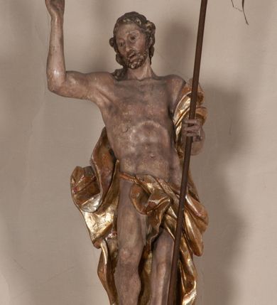 Zdjęcie nr 21: Kosz ambony na rzucie czworoboku, o bokach lekko wypukłych, wsparty na piramidalnym cokole z szyszką ujętą liśćmi. Kosz podzielony szerokimi, kanelowanymi spływami i zwieńczony gzymsem. Na ściance frontowej płaskorzeźbiona figura Chrystusa błogosławiącego trzymany w ręku bochenek chleba. Zaplecek flankowany profilowanymi listwami z kampanulami zakończonymi ulistnionymi konsolkami, pośrodku obraz w kształcie stojącego prostokąta zamkniętego łukiem półkolistym, nadwieszonym z przedstawieniem Jezusa wśród mędrców. Baldachim powielający rzut kosza, profilowany, ujęty impostami, zwieńczony czterema esowato wygiętymi i łączącymi się górą kabłąkami. Na podniebieniu baldachimu gołębica Ducha Świętego ,a tle promieni. Na nich figura Chrystusa Zmartwychwstałego, ukazanego w całej postaci, w kontrapoście, z płaszczem na plecach osłaniającym biodro. Prawą rękę unosi w geście błogosławieństwa, w lewej trzyma chorągiew. 