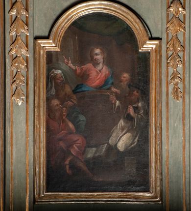 Zdjęcie nr 17: Kosz ambony na rzucie czworoboku, o bokach lekko wypukłych, wsparty na piramidalnym cokole z szyszką ujętą liśćmi. Kosz podzielony szerokimi, kanelowanymi spływami i zwieńczony gzymsem. Na ściance frontowej płaskorzeźbiona figura Chrystusa błogosławiącego trzymany w ręku bochenek chleba. Zaplecek flankowany profilowanymi listwami z kampanulami zakończonymi ulistnionymi konsolkami, pośrodku obraz w kształcie stojącego prostokąta zamkniętego łukiem półkolistym, nadwieszonym z przedstawieniem Jezusa wśród mędrców. Baldachim powielający rzut kosza, profilowany, ujęty impostami, zwieńczony czterema esowato wygiętymi i łączącymi się górą kabłąkami. Na podniebieniu baldachimu gołębica Ducha Świętego ,a tle promieni. Na nich figura Chrystusa Zmartwychwstałego, ukazanego w całej postaci, w kontrapoście, z płaszczem na plecach osłaniającym biodro. Prawą rękę unosi w geście błogosławieństwa, w lewej trzyma chorągiew. 