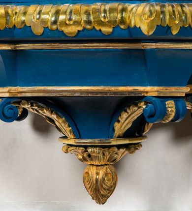 Zdjęcie nr 5: Kosz ambony na rzucie czworoboku, o bokach lekko wypukłych, wsparty na piramidalnym cokole z szyszką ujętą liśćmi. Kosz podzielony szerokimi, kanelowanymi spływami i zwieńczony gzymsem. Na ściance frontowej płaskorzeźbiona figura Chrystusa błogosławiącego trzymany w ręku bochenek chleba. Zaplecek flankowany profilowanymi listwami z kampanulami zakończonymi ulistnionymi konsolkami, pośrodku obraz w kształcie stojącego prostokąta zamkniętego łukiem półkolistym, nadwieszonym z przedstawieniem Jezusa wśród mędrców. Baldachim powielający rzut kosza, profilowany, ujęty impostami, zwieńczony czterema esowato wygiętymi i łączącymi się górą kabłąkami. Na podniebieniu baldachimu gołębica Ducha Świętego ,a tle promieni. Na nich figura Chrystusa Zmartwychwstałego, ukazanego w całej postaci, w kontrapoście, z płaszczem na plecach osłaniającym biodro. Prawą rękę unosi w geście błogosławieństwa, w lewej trzyma chorągiew. 