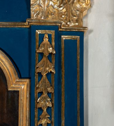 Zdjęcie nr 6: Kosz ambony na rzucie czworoboku, o bokach lekko wypukłych, wsparty na piramidalnym cokole z szyszką ujętą liśćmi. Kosz podzielony szerokimi, kanelowanymi spływami i zwieńczony gzymsem. Na ściance frontowej płaskorzeźbiona figura Chrystusa błogosławiącego trzymany w ręku bochenek chleba. Zaplecek flankowany profilowanymi listwami z kampanulami zakończonymi ulistnionymi konsolkami, pośrodku obraz w kształcie stojącego prostokąta zamkniętego łukiem półkolistym, nadwieszonym z przedstawieniem Jezusa wśród mędrców. Baldachim powielający rzut kosza, profilowany, ujęty impostami, zwieńczony czterema esowato wygiętymi i łączącymi się górą kabłąkami. Na podniebieniu baldachimu gołębica Ducha Świętego ,a tle promieni. Na nich figura Chrystusa Zmartwychwstałego, ukazanego w całej postaci, w kontrapoście, z płaszczem na plecach osłaniającym biodro. Prawą rękę unosi w geście błogosławieństwa, w lewej trzyma chorągiew. 