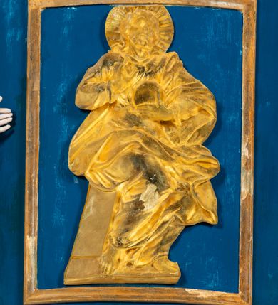 Zdjęcie nr 4: Kosz ambony na rzucie czworoboku, o bokach lekko wypukłych, wsparty na piramidalnym cokole z szyszką ujętą liśćmi. Kosz podzielony szerokimi, kanelowanymi spływami i zwieńczony gzymsem. Na ściance frontowej płaskorzeźbiona figura Chrystusa błogosławiącego trzymany w ręku bochenek chleba. Zaplecek flankowany profilowanymi listwami z kampanulami zakończonymi ulistnionymi konsolkami, pośrodku obraz w kształcie stojącego prostokąta zamkniętego łukiem półkolistym, nadwieszonym z przedstawieniem Jezusa wśród mędrców. Baldachim powielający rzut kosza, profilowany, ujęty impostami, zwieńczony czterema esowato wygiętymi i łączącymi się górą kabłąkami. Na podniebieniu baldachimu gołębica Ducha Świętego ,a tle promieni. Na nich figura Chrystusa Zmartwychwstałego, ukazanego w całej postaci, w kontrapoście, z płaszczem na plecach osłaniającym biodro. Prawą rękę unosi w geście błogosławieństwa, w lewej trzyma chorągiew. 