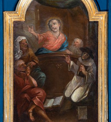 Zdjęcie nr 24: Kosz ambony na rzucie czworoboku, o bokach lekko wypukłych, wsparty na piramidalnym cokole z szyszką ujętą liśćmi. Kosz podzielony szerokimi, kanelowanymi spływami i zwieńczony gzymsem. Na ściance frontowej płaskorzeźbiona figura Chrystusa błogosławiącego trzymany w ręku bochenek chleba. Zaplecek flankowany profilowanymi listwami z kampanulami zakończonymi ulistnionymi konsolkami, pośrodku obraz w kształcie stojącego prostokąta zamkniętego łukiem półkolistym, nadwieszonym z przedstawieniem Jezusa wśród mędrców. Baldachim powielający rzut kosza, profilowany, ujęty impostami, zwieńczony czterema esowato wygiętymi i łączącymi się górą kabłąkami. Na podniebieniu baldachimu gołębica Ducha Świętego ,a tle promieni. Na nich figura Chrystusa Zmartwychwstałego, ukazanego w całej postaci, w kontrapoście, z płaszczem na plecach osłaniającym biodro. Prawą rękę unosi w geście błogosławieństwa, w lewej trzyma chorągiew. 