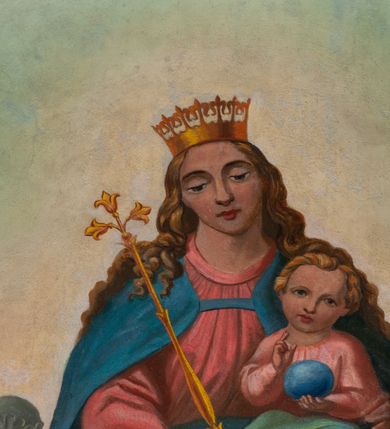 Zdjęcie nr 35: Fresk wkomponowany w arkadę zamkniętą półkoliście, w ścianie południowej prezbiterium, nad portalem do aneksu. Ukazuje siedzącą na tronie Matkę Boską z Dzieciątkiem na kolanach oraz klęczących i stojących przed nią od lewej proboszcza Józefa Krzemińskiego, rodzinę w stroju ludowym, Izabelę i Felicjana Szybalskich oraz chłopca z chorągwią w ręku. 