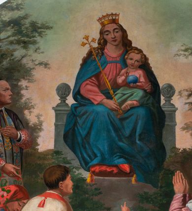 Zdjęcie nr 24: Fresk wkomponowany w arkadę zamkniętą półkoliście, w ścianie południowej prezbiterium, nad portalem do aneksu. Ukazuje siedzącą na tronie Matkę Boską z Dzieciątkiem na kolanach oraz klęczących i stojących przed nią od lewej proboszcza Józefa Krzemińskiego, rodzinę w stroju ludowym, Izabelę i Felicjana Szybalskich oraz chłopca z chorągwią w ręku. 