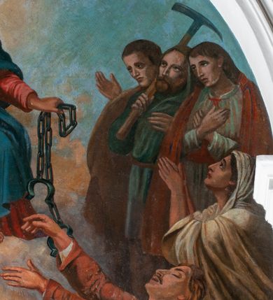 Zdjęcie nr 39: Fresk wkomponowany w arkadę zamkniętą półkoliście, w ścianie południowej prezbiterium, nad portalem do aneksu. Ukazuje siedzącą na tronie Matkę Boską z Dzieciątkiem na kolanach oraz klęczących i stojących przed nią od lewej proboszcza Józefa Krzemińskiego, rodzinę w stroju ludowym, Izabelę i Felicjana Szybalskich oraz chłopca z chorągwią w ręku. 