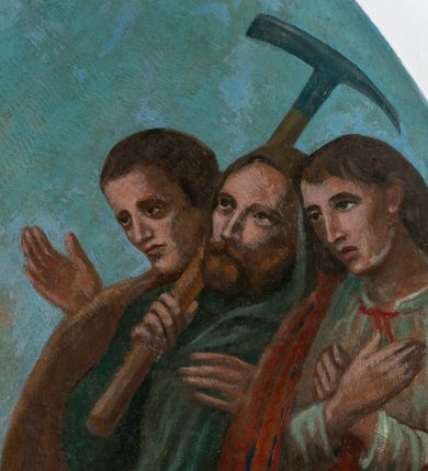 Zdjęcie nr 6: Fresk wkomponowany w arkadę zamkniętą półkoliście, w ścianie południowej prezbiterium, nad portalem do aneksu. Ukazuje siedzącą na tronie Matkę Boską z Dzieciątkiem na kolanach oraz klęczących i stojących przed nią od lewej proboszcza Józefa Krzemińskiego, rodzinę w stroju ludowym, Izabelę i Felicjana Szybalskich oraz chłopca z chorągwią w ręku. 