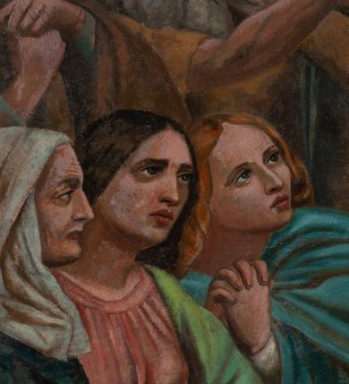 Zdjęcie nr 7: Fresk wkomponowany w arkadę zamkniętą półkoliście, w ścianie południowej prezbiterium, nad portalem do aneksu. Ukazuje siedzącą na tronie Matkę Boską z Dzieciątkiem na kolanach oraz klęczących i stojących przed nią od lewej proboszcza Józefa Krzemińskiego, rodzinę w stroju ludowym, Izabelę i Felicjana Szybalskich oraz chłopca z chorągwią w ręku. 