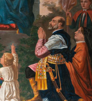 Zdjęcie nr 17: Fresk wkomponowany w arkadę zamkniętą półkoliście, w ścianie południowej prezbiterium, nad portalem do aneksu. Ukazuje siedzącą na tronie Matkę Boską z Dzieciątkiem na kolanach oraz klęczących i stojących przed nią od lewej proboszcza Józefa Krzemińskiego, rodzinę w stroju ludowym, Izabelę i Felicjana Szybalskich oraz chłopca z chorągwią w ręku. 