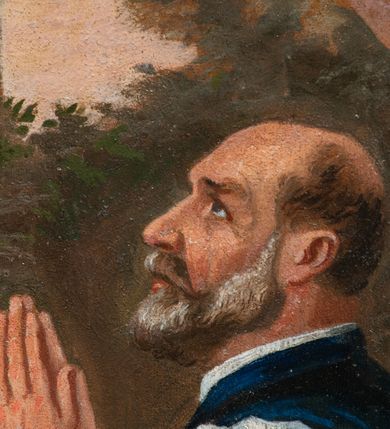 Zdjęcie nr 18: Fresk wkomponowany w arkadę zamkniętą półkoliście, w ścianie południowej prezbiterium, nad portalem do aneksu. Ukazuje siedzącą na tronie Matkę Boską z Dzieciątkiem na kolanach oraz klęczących i stojących przed nią od lewej proboszcza Józefa Krzemińskiego, rodzinę w stroju ludowym, Izabelę i Felicjana Szybalskich oraz chłopca z chorągwią w ręku. 