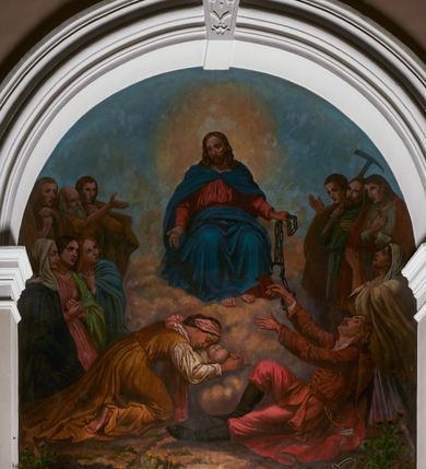 Zdjęcie nr 27: Fresk wkomponowany w arkadę zamkniętą półkoliście, w ścianie południowej prezbiterium, nad portalem do aneksu. Ukazuje siedzącą na tronie Matkę Boską z Dzieciątkiem na kolanach oraz klęczących i stojących przed nią od lewej proboszcza Józefa Krzemińskiego, rodzinę w stroju ludowym, Izabelę i Felicjana Szybalskich oraz chłopca z chorągwią w ręku. 