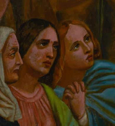 Zdjęcie nr 23: Fresk wkomponowany w arkadę zamkniętą półkoliście, w ścianie południowej prezbiterium, nad portalem do aneksu. Ukazuje siedzącą na tronie Matkę Boską z Dzieciątkiem na kolanach oraz klęczących i stojących przed nią od lewej proboszcza Józefa Krzemińskiego, rodzinę w stroju ludowym, Izabelę i Felicjana Szybalskich oraz chłopca z chorągwią w ręku. 