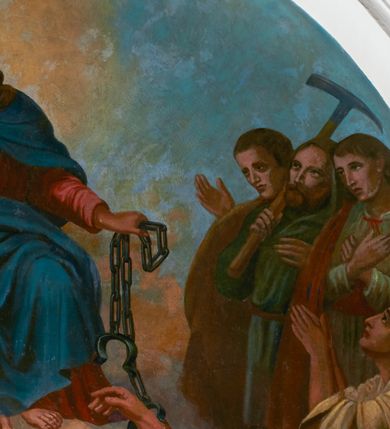 Zdjęcie nr 31: Fresk wkomponowany w arkadę zamkniętą półkoliście, w ścianie południowej prezbiterium, nad portalem do aneksu. Ukazuje siedzącą na tronie Matkę Boską z Dzieciątkiem na kolanach oraz klęczących i stojących przed nią od lewej proboszcza Józefa Krzemińskiego, rodzinę w stroju ludowym, Izabelę i Felicjana Szybalskich oraz chłopca z chorągwią w ręku. 