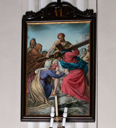 Zdjęcie nr 13: Stacje drogi krzyżowej tworzą jednorodny stylistycznie cykl obrazów wyróżniających się konwencjonalnym ujęciem scen, zróżnicowanymi pozami uczestników Pasji i ich dramatycznymi gestami, bogactwem kolorystycznym szat i dalekim, realistycznym krajobrazem. 