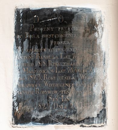 Zdjęcie nr 1: Tablica w kształcie stojącego prostokąta z inskrypcją: &quot;D(EO) O(PTIMO) M(AXIMO) / POBOŻNY PRZECHODNIU / DO BOGA WESTCHNIENIA OD CIEBIE / PROSZĄ / TU ZMARTWYCHWSTANIA CZEKAJĄC / ANTONI BANULA LAT 70 ŻYJĄCY / 14 LUTEGO 1818 ZMARŁY KATARZYNA / MAŁŻONKA W LAT 76. ŻYCIA 21 LISTOPA/DA 1823. ROKU ZESZŁA. WŁOŚCIANIE / MORAWICCY WDZIĘCZNEY PAMIĄTCE KO/CHANYCH RODZICÓW TEN POMNIK POŁOŻYŁ / SYN IAN / ROKU 1829 DNIA 23 KWIETNIA&quot;