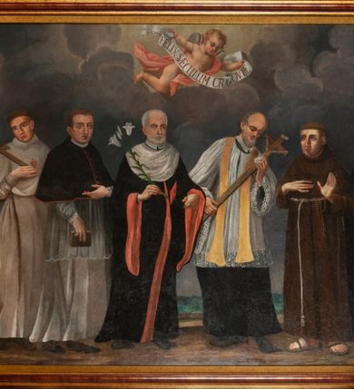 Zdjęcie nr 1: Obraz w kształcie stojącego prostokąta ukazuje sześciu świętych krakowskich żyjących w XV wieku: Michała Giedroycia, Izajasza Bonera, Jana Kantego, Władysława z Gielniowa, Szymona z Lipnicy i Stanisława Kazimierczyka. Święci ukazani frontalnie, całopostaciowo, w strojach zakonnych lub świeckich. Nad nimi unosi się anioł z banderolą, na której napis &quot;A[NNO] D[OMINI] 1400 FELIX SECULUM CRACOVIAE&quot;. 