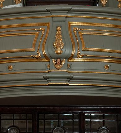 Zdjęcie nr 5: Prospekt organowy jest dwuczęściowy, czterowieżowy, zbudowany na wysokim cokole, o ośmiu rejestrach. Każda z części prospektu jest ujęta parą złoconych kolumn korynckich, stojących na ukośnie dostawionych postumentach z wolutowymi impostami. Kolumny podtrzymują spływy wolutowe zakończone wazonami płomienistymi (skrajne wieże), lub wybrzuszone łuki odcinkowe zakończone motywem rocaille'm (wewnętrzne wieże). Cztery największe rejestry przysłonięte pozłacanymi kotarami. Kontuar wolnostojący, pomiędzy obiema częściami szafy organowej, na osi założenia.