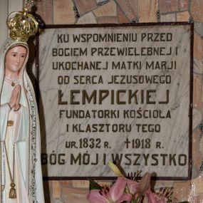 Zdjęcie nr 1: Kamienna tablica pamiątkowa w kształcie zbliżonym do kwadratu, ujęta wąskim, malowanym w kolorze ciemnego brązu obramieniem zawiera złoconą inskrypcję: „KU WSPOMNIENIU PRZED / BOGIEM PRZEWIELEBNEJ I / UKOCHANEJ MATKI MARJI / OD SERCA JEZUSOWEGO 
 ŁEMPICKIEJ / FUNDATORKI KOŚCIOŁA / I KLASZTORU TEGO / 
 UR(ODZONEJ) 1832 R(OKU) + 1918 R(OKU) / BÓG MÓJ I WSZYSTKO
