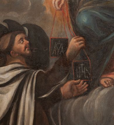 Zdjęcie nr 8: Obraz w kształcie stojącego prostokąta przedstawiający Matkę Boską Szkaplerzną z Dzieciątkiem i świętymi karmelitańskimi. W centrum kompozycji tronująca Matka Boska z Dzieciątkiem na kolanach, po bokach której klęczą św. Szymon Stock i św. Teresa z Avilli. Matka Boska ukazana jest frontalnie z głową pochyloną delikatnie w prawo, prawą ręką opuszczoną wzdłuż ciała i podaje szkaplerz św. Szymonowi, a lewą podtrzymuje Dzieciątko. Twarz Marii owalna o delikatnych rysach z długim i wąskim nosem oraz drobnymi ustami, głowa okolona ciemnobrązowymi, długimi włosami z przedziałkiem na środku. Ubrana jest w czerwoną suknię z białym kołnierzykiem u szyi oraz niebieski płaszcz z ciemnozieloną podszewką z jedną połą ułożoną na kolanach. Głowa ujęta nimbem, a na niej założony biały welon i otwarta korona. Dzieciątko zwrócone trzy czwarte w lewo, w postawie stojącej, rączkami przekazuje szkaplerz św. Teresie. Twarz Dzieciątka okrągła z wąskim nosem, małymi ustami i silnie zarumienionymi policzkami. Głowa okolona jasnymi i krótkimi włosami, wokół niej promienisty nimb. Ubrane jest w białą tkaninę, przewiązaną w biodrach. Po lewej stronie obrazu klęczy św. Szymon Stock ukazany z prawego profilu rękami sięgający po szkaplerz. Twarz szczupła o śniadej karnacji, okolona zarostem, prosty nos, głęboko osadzone oczy patrzące w górę; na głowie tonsura. Święty ubrany jest w brązowy habit oraz biały karmelitański płaszcz. Za nim ustawieni są czterej członkowie bractwa w czarnych kapach brackich. Święta Teresa zwrócona jest w trzech czwartych w prawo, ukazana w pozycji klęczącej, prawą ręką odbiera szkaplerz z rąk Dzieciątka, a w lewej trzyma różaniec. Twarz owalna o ciemnobrązowych oczach uniesionych ku górze, prostym nosie i wydatnym podbródku. Święta ubrana jest w habit i płaszcz karmelitański z podwiką i welonem. Za nią stoją dwie kobiety. Po bokach Marii i Dzieciątka są skłębione chmury i po trzy uskrzydlone główki anielskie z każdej strony. Tło w dolnej części ciemne i pochmurne, w górnej złote. Na odwrociu napis: „RENOVATUM ANNO 1990 / STARANIEM KSIĘDZA PRAŁATA / BRONISŁAWA FIDELUSA / KANCLERZA KURII / RODEM Z ZEMBRZYC”.