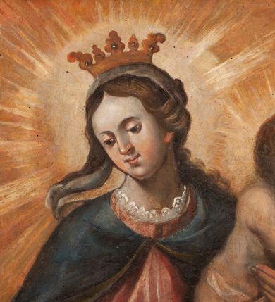 Zdjęcie nr 11: Obraz w kształcie stojącego prostokąta przedstawiający Matkę Boską Szkaplerzną z Dzieciątkiem i świętymi karmelitańskimi. W centrum kompozycji tronująca Matka Boska z Dzieciątkiem na kolanach, po bokach której klęczą św. Szymon Stock i św. Teresa z Avilli. Matka Boska ukazana jest frontalnie z głową pochyloną delikatnie w prawo, prawą ręką opuszczoną wzdłuż ciała i podaje szkaplerz św. Szymonowi, a lewą podtrzymuje Dzieciątko. Twarz Marii owalna o delikatnych rysach z długim i wąskim nosem oraz drobnymi ustami, głowa okolona ciemnobrązowymi, długimi włosami z przedziałkiem na środku. Ubrana jest w czerwoną suknię z białym kołnierzykiem u szyi oraz niebieski płaszcz z ciemnozieloną podszewką z jedną połą ułożoną na kolanach. Głowa ujęta nimbem, a na niej założony biały welon i otwarta korona. Dzieciątko zwrócone trzy czwarte w lewo, w postawie stojącej, rączkami przekazuje szkaplerz św. Teresie. Twarz Dzieciątka okrągła z wąskim nosem, małymi ustami i silnie zarumienionymi policzkami. Głowa okolona jasnymi i krótkimi włosami, wokół niej promienisty nimb. Ubrane jest w białą tkaninę, przewiązaną w biodrach. Po lewej stronie obrazu klęczy św. Szymon Stock ukazany z prawego profilu rękami sięgający po szkaplerz. Twarz szczupła o śniadej karnacji, okolona zarostem, prosty nos, głęboko osadzone oczy patrzące w górę; na głowie tonsura. Święty ubrany jest w brązowy habit oraz biały karmelitański płaszcz. Za nim ustawieni są czterej członkowie bractwa w czarnych kapach brackich. Święta Teresa zwrócona jest w trzech czwartych w prawo, ukazana w pozycji klęczącej, prawą ręką odbiera szkaplerz z rąk Dzieciątka, a w lewej trzyma różaniec. Twarz owalna o ciemnobrązowych oczach uniesionych ku górze, prostym nosie i wydatnym podbródku. Święta ubrana jest w habit i płaszcz karmelitański z podwiką i welonem. Za nią stoją dwie kobiety. Po bokach Marii i Dzieciątka są skłębione chmury i po trzy uskrzydlone główki anielskie z każdej strony. Tło w dolnej części ciemne i pochmurne, w górnej złote. Na odwrociu napis: „RENOVATUM ANNO 1990 / STARANIEM KSIĘDZA PRAŁATA / BRONISŁAWA FIDELUSA / KANCLERZA KURII / RODEM Z ZEMBRZYC”.