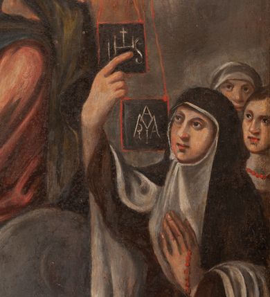 Zdjęcie nr 9: Obraz w kształcie stojącego prostokąta przedstawiający Matkę Boską Szkaplerzną z Dzieciątkiem i świętymi karmelitańskimi. W centrum kompozycji tronująca Matka Boska z Dzieciątkiem na kolanach, po bokach której klęczą św. Szymon Stock i św. Teresa z Avilli. Matka Boska ukazana jest frontalnie z głową pochyloną delikatnie w prawo, prawą ręką opuszczoną wzdłuż ciała i podaje szkaplerz św. Szymonowi, a lewą podtrzymuje Dzieciątko. Twarz Marii owalna o delikatnych rysach z długim i wąskim nosem oraz drobnymi ustami, głowa okolona ciemnobrązowymi, długimi włosami z przedziałkiem na środku. Ubrana jest w czerwoną suknię z białym kołnierzykiem u szyi oraz niebieski płaszcz z ciemnozieloną podszewką z jedną połą ułożoną na kolanach. Głowa ujęta nimbem, a na niej założony biały welon i otwarta korona. Dzieciątko zwrócone trzy czwarte w lewo, w postawie stojącej, rączkami przekazuje szkaplerz św. Teresie. Twarz Dzieciątka okrągła z wąskim nosem, małymi ustami i silnie zarumienionymi policzkami. Głowa okolona jasnymi i krótkimi włosami, wokół niej promienisty nimb. Ubrane jest w białą tkaninę, przewiązaną w biodrach. Po lewej stronie obrazu klęczy św. Szymon Stock ukazany z prawego profilu rękami sięgający po szkaplerz. Twarz szczupła o śniadej karnacji, okolona zarostem, prosty nos, głęboko osadzone oczy patrzące w górę; na głowie tonsura. Święty ubrany jest w brązowy habit oraz biały karmelitański płaszcz. Za nim ustawieni są czterej członkowie bractwa w czarnych kapach brackich. Święta Teresa zwrócona jest w trzech czwartych w prawo, ukazana w pozycji klęczącej, prawą ręką odbiera szkaplerz z rąk Dzieciątka, a w lewej trzyma różaniec. Twarz owalna o ciemnobrązowych oczach uniesionych ku górze, prostym nosie i wydatnym podbródku. Święta ubrana jest w habit i płaszcz karmelitański z podwiką i welonem. Za nią stoją dwie kobiety. Po bokach Marii i Dzieciątka są skłębione chmury i po trzy uskrzydlone główki anielskie z każdej strony. Tło w dolnej części ciemne i pochmurne, w górnej złote. Na odwrociu napis: „RENOVATUM ANNO 1990 / STARANIEM KSIĘDZA PRAŁATA / BRONISŁAWA FIDELUSA / KANCLERZA KURII / RODEM Z ZEMBRZYC”.