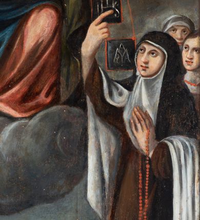 Zdjęcie nr 12: Obraz w kształcie stojącego prostokąta przedstawiający Matkę Boską Szkaplerzną z Dzieciątkiem i świętymi karmelitańskimi. W centrum kompozycji tronująca Matka Boska z Dzieciątkiem na kolanach, po bokach której klęczą św. Szymon Stock i św. Teresa z Avilli. Matka Boska ukazana jest frontalnie z głową pochyloną delikatnie w prawo, prawą ręką opuszczoną wzdłuż ciała i podaje szkaplerz św. Szymonowi, a lewą podtrzymuje Dzieciątko. Twarz Marii owalna o delikatnych rysach z długim i wąskim nosem oraz drobnymi ustami, głowa okolona ciemnobrązowymi, długimi włosami z przedziałkiem na środku. Ubrana jest w czerwoną suknię z białym kołnierzykiem u szyi oraz niebieski płaszcz z ciemnozieloną podszewką z jedną połą ułożoną na kolanach. Głowa ujęta nimbem, a na niej założony biały welon i otwarta korona. Dzieciątko zwrócone trzy czwarte w lewo, w postawie stojącej, rączkami przekazuje szkaplerz św. Teresie. Twarz Dzieciątka okrągła z wąskim nosem, małymi ustami i silnie zarumienionymi policzkami. Głowa okolona jasnymi i krótkimi włosami, wokół niej promienisty nimb. Ubrane jest w białą tkaninę, przewiązaną w biodrach. Po lewej stronie obrazu klęczy św. Szymon Stock ukazany z prawego profilu rękami sięgający po szkaplerz. Twarz szczupła o śniadej karnacji, okolona zarostem, prosty nos, głęboko osadzone oczy patrzące w górę; na głowie tonsura. Święty ubrany jest w brązowy habit oraz biały karmelitański płaszcz. Za nim ustawieni są czterej członkowie bractwa w czarnych kapach brackich. Święta Teresa zwrócona jest w trzech czwartych w prawo, ukazana w pozycji klęczącej, prawą ręką odbiera szkaplerz z rąk Dzieciątka, a w lewej trzyma różaniec. Twarz owalna o ciemnobrązowych oczach uniesionych ku górze, prostym nosie i wydatnym podbródku. Święta ubrana jest w habit i płaszcz karmelitański z podwiką i welonem. Za nią stoją dwie kobiety. Po bokach Marii i Dzieciątka są skłębione chmury i po trzy uskrzydlone główki anielskie z każdej strony. Tło w dolnej części ciemne i pochmurne, w górnej złote. Na odwrociu napis: „RENOVATUM ANNO 1990 / STARANIEM KSIĘDZA PRAŁATA / BRONISŁAWA FIDELUSA / KANCLERZA KURII / RODEM Z ZEMBRZYC”.