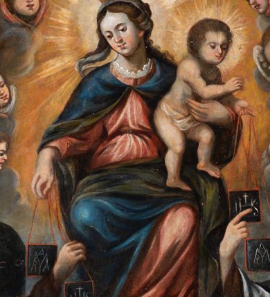 Zdjęcie nr 2: Obraz w kształcie stojącego prostokąta przedstawiający Matkę Boską Szkaplerzną z Dzieciątkiem i świętymi karmelitańskimi. W centrum kompozycji tronująca Matka Boska z Dzieciątkiem na kolanach, po bokach której klęczą św. Szymon Stock i św. Teresa z Avilli. Matka Boska ukazana jest frontalnie z głową pochyloną delikatnie w prawo, prawą ręką opuszczoną wzdłuż ciała i podaje szkaplerz św. Szymonowi, a lewą podtrzymuje Dzieciątko. Twarz Marii owalna o delikatnych rysach z długim i wąskim nosem oraz drobnymi ustami, głowa okolona ciemnobrązowymi, długimi włosami z przedziałkiem na środku. Ubrana jest w czerwoną suknię z białym kołnierzykiem u szyi oraz niebieski płaszcz z ciemnozieloną podszewką z jedną połą ułożoną na kolanach. Głowa ujęta nimbem, a na niej założony biały welon i otwarta korona. Dzieciątko zwrócone trzy czwarte w lewo, w postawie stojącej, rączkami przekazuje szkaplerz św. Teresie. Twarz Dzieciątka okrągła z wąskim nosem, małymi ustami i silnie zarumienionymi policzkami. Głowa okolona jasnymi i krótkimi włosami, wokół niej promienisty nimb. Ubrane jest w białą tkaninę, przewiązaną w biodrach. Po lewej stronie obrazu klęczy św. Szymon Stock ukazany z prawego profilu rękami sięgający po szkaplerz. Twarz szczupła o śniadej karnacji, okolona zarostem, prosty nos, głęboko osadzone oczy patrzące w górę; na głowie tonsura. Święty ubrany jest w brązowy habit oraz biały karmelitański płaszcz. Za nim ustawieni są czterej członkowie bractwa w czarnych kapach brackich. Święta Teresa zwrócona jest w trzech czwartych w prawo, ukazana w pozycji klęczącej, prawą ręką odbiera szkaplerz z rąk Dzieciątka, a w lewej trzyma różaniec. Twarz owalna o ciemnobrązowych oczach uniesionych ku górze, prostym nosie i wydatnym podbródku. Święta ubrana jest w habit i płaszcz karmelitański z podwiką i welonem. Za nią stoją dwie kobiety. Po bokach Marii i Dzieciątka są skłębione chmury i po trzy uskrzydlone główki anielskie z każdej strony. Tło w dolnej części ciemne i pochmurne, w górnej złote. Na odwrociu napis: „RENOVATUM ANNO 1990 / STARANIEM KSIĘDZA PRAŁATA / BRONISŁAWA FIDELUSA / KANCLERZA KURII / RODEM Z ZEMBRZYC”.