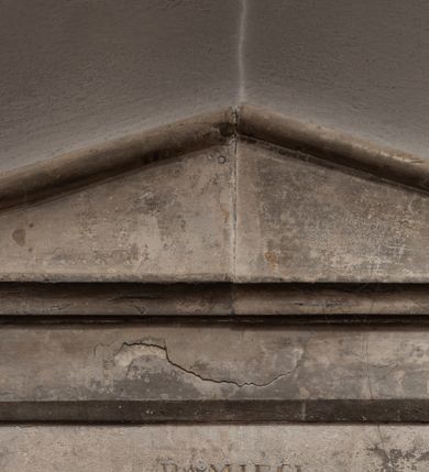 Zdjęcie nr 1: Płyta kamienna w kształcie leżącego prostokąta w prostokątnym obramieniu zwieńczonym trójkątnym szczytem ze ślimacznicami na narożach. W polu inskrypcja &quot;PAMIĘCI / IGNACEGO STADNICKIEGO / I JULIUSZA SYNA / XAWERA Z ZBOINSKI STADNICKA / ŻONA I MATKA OSTATNI DOWÓD / PRZYWIĄZANIA SKŁADA / 1830&quot;.
