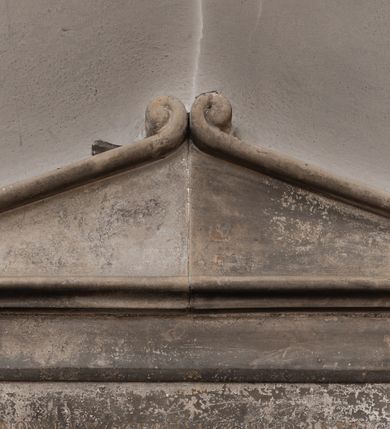 Zdjęcie nr 1: Płyta kamienna w kształcie leżacego prostokąta w prostokątnym obramieniu zwieńczonym trójkątnym szczytem z zwiniętymi liścmi akantu w dolnych narożach i wierzchołkiem uformowanym z dwóch niewielkich stykających się ze sobą antytetycznie ustawionych ślimacznic. U podstawy w narożach ślimacznice zakończone wywiniętym liściem akantu.

Inskrypcja:

IANOWI I WIKTORYI Z RUDZIŃSKICH / ZBOIŃSKIM / XAWERA ZE ZBOIŃSKICH STADNICKA / NA CZEŚĆ PRZYWIĄZANIA I WDZIĘCZNOŚCI KU RODZICOM / TEN POMNIK DLA WIECZNEY PAMIĘCI POŚWIĘCA / 1830

Inskrypcja pierwotnie pozłacana.