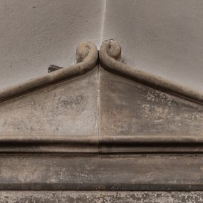 Zdjęcie nr 1: Płyta kamienna w kształcie leżacego prostokąta w prostokątnym obramieniu zwieńczonym trójkątnym szczytem z zwiniętymi liścmi akantu w dolnych narożach i wierzchołkiem uformowanym z dwóch niewielkich stykających się ze sobą antytetycznie ustawionych ślimacznic. U podstawy w narożach ślimacznice zakończone wywiniętym liściem akantu.
Inskrypcja:
IANOWI I WIKTORYI Z RUDZIŃSKICH / ZBOIŃSKIM / XAWERA ZE ZBOIŃSKICH STADNICKA / NA CZEŚĆ PRZYWIĄZANIA I WDZIĘCZNOŚCI KU RODZICOM / TEN POMNIK DLA WIECZNEY PAMIĘCI POŚWIĘCA / 1830
Inskrypcja pierwotnie pozłacana.