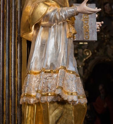 Zdjęcie nr 1: Rzeźba drążona. Święty ma w dłoni księgę z napisem „conscientia”