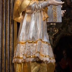 Zdjęcie nr 1: Rzeźba drążona. Święty ma w dłoni księgę z napisem „conscientia”