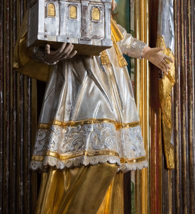 Zdjęcie nr 5: Rzeźba drążona. Święty trzyma w dłoni model kościoła.