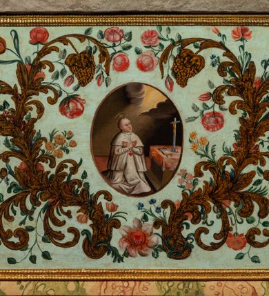 Zdjęcie nr 64: Ołtarz drewniany, prostopadłościenny z kamienną mensą, z kamiennym portatylem. Antepedium drewniane ujęte marmoryzowaną ramą z karbowanym profilem. W polu owalny medalion z przedstawieniem świętego z zakonu Marków, ujętym wicią akantową przeplatana z kwiatową. Nastawa ołtarzowa architektoniczna, jednoosiowa, jednokondygnacyjna ze zwieńczeniem na cokole.  Retabulum flankowane parą zdwojonych półfilarów zakończonych konsolami,  dźwigających pełne belkowanie oraz fragmenty przerwanego, półkolistego przyczółka z siedzącymi puttami. Na tle pilastrów, na konsolach ustawione figury dwóch świętych. Trzony pilastrów dekorowane kampanulami. W polu środkowym wnęka w formie stojącego prostokąta zamkniętego łukiem segmentowym nadwieszonego z uskokiem ujęta profilowaną ramą, z obrazem Wskrzeszenie Łazarza, w osobnej ramie. Nad wnęką baldachim dekorowany lambrekinem, z podwieszoną tkaniną po dwóch stronach, lamowaną frędzlą. Nam baldachimem kartusz z uskrzydlonymi główkami anielskimi i zwieńczony koroną. Zwieńczenie w formie zbliżonej do trapezu o wklęsłych bokach zamknięte falistym gzymsem, dekorowanym kampanulami. W polu gorejące serce przebite mieczem, w otoku z obłoków i uskrzydlonych główek anielskich, w glorii promienistej.  Struktura polichromowana w sposób imitujący marmoryzację w kolorze beżowo-zielonym. Ornamentyka i profile złocone, detal i zwieńczenie srebrzone.