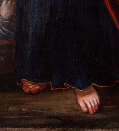 Zdjęcie nr 10: Ołtarz drewniany, prostopadłościenny z kamienną mensą, z kamiennym portatylem. Antepedium drewniane ujęte marmoryzowaną ramą z karbowanym profilem. W polu owalny medalion z przedstawieniem świętego z zakonu Marków, ujętym wicią akantową przeplatana z kwiatową. Nastawa ołtarzowa architektoniczna, jednoosiowa, jednokondygnacyjna ze zwieńczeniem na cokole.  Retabulum flankowane parą zdwojonych półfilarów zakończonych konsolami,  dźwigających pełne belkowanie oraz fragmenty przerwanego, półkolistego przyczółka z siedzącymi puttami. Na tle pilastrów, na konsolach ustawione figury dwóch świętych. Trzony pilastrów dekorowane kampanulami. W polu środkowym wnęka w formie stojącego prostokąta zamkniętego łukiem segmentowym nadwieszonego z uskokiem ujęta profilowaną ramą, z obrazem Wskrzeszenie Łazarza, w osobnej ramie. Nad wnęką baldachim dekorowany lambrekinem, z podwieszoną tkaniną po dwóch stronach, lamowaną frędzlą. Nam baldachimem kartusz z uskrzydlonymi główkami anielskimi i zwieńczony koroną. Zwieńczenie w formie zbliżonej do trapezu o wklęsłych bokach zamknięte falistym gzymsem, dekorowanym kampanulami. W polu gorejące serce przebite mieczem, w otoku z obłoków i uskrzydlonych główek anielskich, w glorii promienistej.  Struktura polichromowana w sposób imitujący marmoryzację w kolorze beżowo-zielonym. Ornamentyka i profile złocone, detal i zwieńczenie srebrzone.