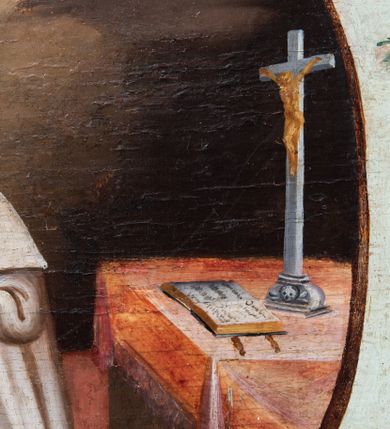 Zdjęcie nr 28: Ołtarz drewniany, prostopadłościenny z kamienną mensą, z kamiennym portatylem. Antepedium drewniane ujęte marmoryzowaną ramą z karbowanym profilem. W polu owalny medalion z przedstawieniem świętego z zakonu Marków, ujętym wicią akantową przeplatana z kwiatową. Nastawa ołtarzowa architektoniczna, jednoosiowa, jednokondygnacyjna ze zwieńczeniem na cokole.  Retabulum flankowane parą zdwojonych półfilarów zakończonych konsolami,  dźwigających pełne belkowanie oraz fragmenty przerwanego, półkolistego przyczółka z siedzącymi puttami. Na tle pilastrów, na konsolach ustawione figury dwóch świętych. Trzony pilastrów dekorowane kampanulami. W polu środkowym wnęka w formie stojącego prostokąta zamkniętego łukiem segmentowym nadwieszonego z uskokiem ujęta profilowaną ramą, z obrazem Wskrzeszenie Łazarza, w osobnej ramie. Nad wnęką baldachim dekorowany lambrekinem, z podwieszoną tkaniną po dwóch stronach, lamowaną frędzlą. Nam baldachimem kartusz z uskrzydlonymi główkami anielskimi i zwieńczony koroną. Zwieńczenie w formie zbliżonej do trapezu o wklęsłych bokach zamknięte falistym gzymsem, dekorowanym kampanulami. W polu gorejące serce przebite mieczem, w otoku z obłoków i uskrzydlonych główek anielskich, w glorii promienistej.  Struktura polichromowana w sposób imitujący marmoryzację w kolorze beżowo-zielonym. Ornamentyka i profile złocone, detal i zwieńczenie srebrzone.