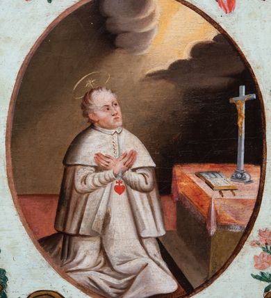 Zdjęcie nr 32: Ołtarz drewniany, prostopadłościenny z kamienną mensą, z kamiennym portatylem. Antepedium drewniane ujęte marmoryzowaną ramą z karbowanym profilem. W polu owalny medalion z przedstawieniem świętego z zakonu Marków, ujętym wicią akantową przeplatana z kwiatową. Nastawa ołtarzowa architektoniczna, jednoosiowa, jednokondygnacyjna ze zwieńczeniem na cokole.  Retabulum flankowane parą zdwojonych półfilarów zakończonych konsolami,  dźwigających pełne belkowanie oraz fragmenty przerwanego, półkolistego przyczółka z siedzącymi puttami. Na tle pilastrów, na konsolach ustawione figury dwóch świętych. Trzony pilastrów dekorowane kampanulami. W polu środkowym wnęka w formie stojącego prostokąta zamkniętego łukiem segmentowym nadwieszonego z uskokiem ujęta profilowaną ramą, z obrazem Wskrzeszenie Łazarza, w osobnej ramie. Nad wnęką baldachim dekorowany lambrekinem, z podwieszoną tkaniną po dwóch stronach, lamowaną frędzlą. Nam baldachimem kartusz z uskrzydlonymi główkami anielskimi i zwieńczony koroną. Zwieńczenie w formie zbliżonej do trapezu o wklęsłych bokach zamknięte falistym gzymsem, dekorowanym kampanulami. W polu gorejące serce przebite mieczem, w otoku z obłoków i uskrzydlonych główek anielskich, w glorii promienistej.  Struktura polichromowana w sposób imitujący marmoryzację w kolorze beżowo-zielonym. Ornamentyka i profile złocone, detal i zwieńczenie srebrzone.