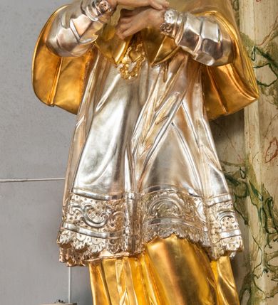 Zdjęcie nr 3: Ołtarz drewniany, prostopadłościenny z kamienną mensą, z kamiennym portatylem. Antepedium z prostokątną płyciną ujętą marmoryzowaną ramą ze złoconym karbowanym profilem. W polu przedstawienie świętej z aniołkiem podającym jej kosz kwiatów, flankowany akantową wicią akantową przeplataną z roślinną, na jasnoniebieskim tle, z datą „1754”. Nastawa ołtarzowa architektoniczna, jednoosiowa, jednokondygnacyjna ze zwieńczeniem na dwustrefowym cokole.  Retabulum flankowane parą opilastrowanych filarów, które dźwigają imposty oraz fragmenty przerwanego półkolistego przyczółka z siedzącymi puttami. Na tle filarów, na konsolach ustawione 2 figury św. Demetriusza i św. Selencjusza. Trzony pilastrów dekorowane zwisami kwiatowymi. W Polu środkowym wnęka w formie stojącego prostokąta zamkniętego łukiem segmentowym nadwieszonego z uskokiem ujęta profilowaną ramą, dekorowaną ornamentem roślinnym, z obrazem św. Heleny. Wnęka od dołu i góry flankowana ornamentem roślinnym i roccailem. Kondygnacja flankowana uszami utworzonymi z roccailu. Zwieńczenie w formie zbliżonej do trapezu o wklęsłych bokach zamknięte fragmentem gzymsu, wyłamanego na kształt łuku segmentowego nadwieszonego, z kartuszem z ornamentem roccailowym. W polu gorejące serce w otoku z obłoków i uskrzydlonych główek anielskich, w glorii promienistej.  Struktura polichromowana w sposób imitujący marmoryzację w kolorze beżowo-zielonym. Ornamentyka i profile złocone, detal i zwieńczenie srebrzone.