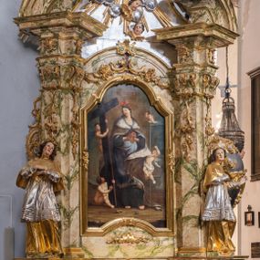 Zdjęcie nr 1: Ołtarz drewniany, prostopadłościenny z kamienną mensą, z kamiennym portatylem. Antepedium z prostokątną płyciną ujętą marmoryzowaną ramą ze złoconym karbowanym profilem. W polu przedstawienie świętej z aniołkiem podającym jej kosz kwiatów, flankowany akantową wicią akantową przeplataną z roślinną, na jasnoniebieskim tle, z datą „1754”. Nastawa ołtarzowa architektoniczna, jednoosiowa, jednokondygnacyjna ze zwieńczeniem na dwustrefowym cokole.  Retabulum flankowane parą opilastrowanych filarów, które dźwigają imposty oraz fragmenty przerwanego półkolistego przyczółka z siedzącymi puttami. Na tle filarów, na konsolach ustawione 2 figury św. Demetriusza i św. Selencjusza. Trzony pilastrów dekorowane zwisami kwiatowymi. W Polu środkowym wnęka w formie stojącego prostokąta zamkniętego łukiem segmentowym nadwieszonego z uskokiem ujęta profilowaną ramą, dekorowaną ornamentem roślinnym, z obrazem św. Heleny. Wnęka od dołu i góry flankowana ornamentem roślinnym i roccailem. Kondygnacja flankowana uszami utworzonymi z roccailu. Zwieńczenie w formie zbliżonej do trapezu o wklęsłych bokach zamknięte fragmentem gzymsu, wyłamanego na kształt łuku segmentowego nadwieszonego, z kartuszem z ornamentem roccailowym. W polu gorejące serce w otoku z obłoków i uskrzydlonych główek anielskich, w glorii promienistej.  Struktura polichromowana w sposób imitujący marmoryzację w kolorze beżowo-zielonym. Ornamentyka i profile złocone, detal i zwieńczenie srebrzone.