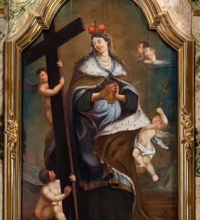 Zdjęcie nr 13: Ołtarz drewniany, prostopadłościenny z kamienną mensą, z kamiennym portatylem. Antepedium z prostokątną płyciną ujętą marmoryzowaną ramą ze złoconym karbowanym profilem. W polu przedstawienie świętej z aniołkiem podającym jej kosz kwiatów, flankowany akantową wicią akantową przeplataną z roślinną, na jasnoniebieskim tle, z datą „1754”. Nastawa ołtarzowa architektoniczna, jednoosiowa, jednokondygnacyjna ze zwieńczeniem na dwustrefowym cokole.  Retabulum flankowane parą opilastrowanych filarów, które dźwigają imposty oraz fragmenty przerwanego półkolistego przyczółka z siedzącymi puttami. Na tle filarów, na konsolach ustawione 2 figury św. Demetriusza i św. Selencjusza. Trzony pilastrów dekorowane zwisami kwiatowymi. W Polu środkowym wnęka w formie stojącego prostokąta zamkniętego łukiem segmentowym nadwieszonego z uskokiem ujęta profilowaną ramą, dekorowaną ornamentem roślinnym, z obrazem św. Heleny. Wnęka od dołu i góry flankowana ornamentem roślinnym i roccailem. Kondygnacja flankowana uszami utworzonymi z roccailu. Zwieńczenie w formie zbliżonej do trapezu o wklęsłych bokach zamknięte fragmentem gzymsu, wyłamanego na kształt łuku segmentowego nadwieszonego, z kartuszem z ornamentem roccailowym. W polu gorejące serce w otoku z obłoków i uskrzydlonych główek anielskich, w glorii promienistej.  Struktura polichromowana w sposób imitujący marmoryzację w kolorze beżowo-zielonym. Ornamentyka i profile złocone, detal i zwieńczenie srebrzone.