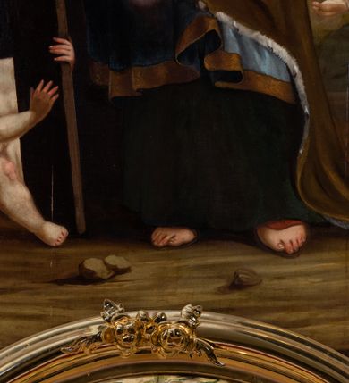 Zdjęcie nr 35: Ołtarz drewniany, prostopadłościenny z kamienną mensą, z kamiennym portatylem. Antepedium z prostokątną płyciną ujętą marmoryzowaną ramą ze złoconym karbowanym profilem. W polu przedstawienie świętej z aniołkiem podającym jej kosz kwiatów, flankowany akantową wicią akantową przeplataną z roślinną, na jasnoniebieskim tle, z datą „1754”. Nastawa ołtarzowa architektoniczna, jednoosiowa, jednokondygnacyjna ze zwieńczeniem na dwustrefowym cokole.  Retabulum flankowane parą opilastrowanych filarów, które dźwigają imposty oraz fragmenty przerwanego półkolistego przyczółka z siedzącymi puttami. Na tle filarów, na konsolach ustawione 2 figury św. Demetriusza i św. Selencjusza. Trzony pilastrów dekorowane zwisami kwiatowymi. W Polu środkowym wnęka w formie stojącego prostokąta zamkniętego łukiem segmentowym nadwieszonego z uskokiem ujęta profilowaną ramą, dekorowaną ornamentem roślinnym, z obrazem św. Heleny. Wnęka od dołu i góry flankowana ornamentem roślinnym i roccailem. Kondygnacja flankowana uszami utworzonymi z roccailu. Zwieńczenie w formie zbliżonej do trapezu o wklęsłych bokach zamknięte fragmentem gzymsu, wyłamanego na kształt łuku segmentowego nadwieszonego, z kartuszem z ornamentem roccailowym. W polu gorejące serce w otoku z obłoków i uskrzydlonych główek anielskich, w glorii promienistej.  Struktura polichromowana w sposób imitujący marmoryzację w kolorze beżowo-zielonym. Ornamentyka i profile złocone, detal i zwieńczenie srebrzone.