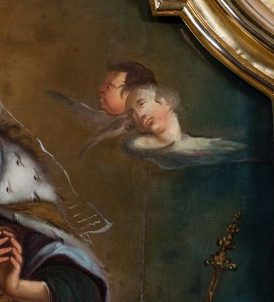 Zdjęcie nr 43: Ołtarz drewniany, prostopadłościenny z kamienną mensą, z kamiennym portatylem. Antepedium z prostokątną płyciną ujętą marmoryzowaną ramą ze złoconym karbowanym profilem. W polu przedstawienie świętej z aniołkiem podającym jej kosz kwiatów, flankowany akantową wicią akantową przeplataną z roślinną, na jasnoniebieskim tle, z datą „1754”. Nastawa ołtarzowa architektoniczna, jednoosiowa, jednokondygnacyjna ze zwieńczeniem na dwustrefowym cokole.  Retabulum flankowane parą opilastrowanych filarów, które dźwigają imposty oraz fragmenty przerwanego półkolistego przyczółka z siedzącymi puttami. Na tle filarów, na konsolach ustawione 2 figury św. Demetriusza i św. Selencjusza. Trzony pilastrów dekorowane zwisami kwiatowymi. W Polu środkowym wnęka w formie stojącego prostokąta zamkniętego łukiem segmentowym nadwieszonego z uskokiem ujęta profilowaną ramą, dekorowaną ornamentem roślinnym, z obrazem św. Heleny. Wnęka od dołu i góry flankowana ornamentem roślinnym i roccailem. Kondygnacja flankowana uszami utworzonymi z roccailu. Zwieńczenie w formie zbliżonej do trapezu o wklęsłych bokach zamknięte fragmentem gzymsu, wyłamanego na kształt łuku segmentowego nadwieszonego, z kartuszem z ornamentem roccailowym. W polu gorejące serce w otoku z obłoków i uskrzydlonych główek anielskich, w glorii promienistej.  Struktura polichromowana w sposób imitujący marmoryzację w kolorze beżowo-zielonym. Ornamentyka i profile złocone, detal i zwieńczenie srebrzone.