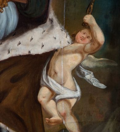 Zdjęcie nr 42: Ołtarz drewniany, prostopadłościenny z kamienną mensą, z kamiennym portatylem. Antepedium z prostokątną płyciną ujętą marmoryzowaną ramą ze złoconym karbowanym profilem. W polu przedstawienie świętej z aniołkiem podającym jej kosz kwiatów, flankowany akantową wicią akantową przeplataną z roślinną, na jasnoniebieskim tle, z datą „1754”. Nastawa ołtarzowa architektoniczna, jednoosiowa, jednokondygnacyjna ze zwieńczeniem na dwustrefowym cokole.  Retabulum flankowane parą opilastrowanych filarów, które dźwigają imposty oraz fragmenty przerwanego półkolistego przyczółka z siedzącymi puttami. Na tle filarów, na konsolach ustawione 2 figury św. Demetriusza i św. Selencjusza. Trzony pilastrów dekorowane zwisami kwiatowymi. W Polu środkowym wnęka w formie stojącego prostokąta zamkniętego łukiem segmentowym nadwieszonego z uskokiem ujęta profilowaną ramą, dekorowaną ornamentem roślinnym, z obrazem św. Heleny. Wnęka od dołu i góry flankowana ornamentem roślinnym i roccailem. Kondygnacja flankowana uszami utworzonymi z roccailu. Zwieńczenie w formie zbliżonej do trapezu o wklęsłych bokach zamknięte fragmentem gzymsu, wyłamanego na kształt łuku segmentowego nadwieszonego, z kartuszem z ornamentem roccailowym. W polu gorejące serce w otoku z obłoków i uskrzydlonych główek anielskich, w glorii promienistej.  Struktura polichromowana w sposób imitujący marmoryzację w kolorze beżowo-zielonym. Ornamentyka i profile złocone, detal i zwieńczenie srebrzone.