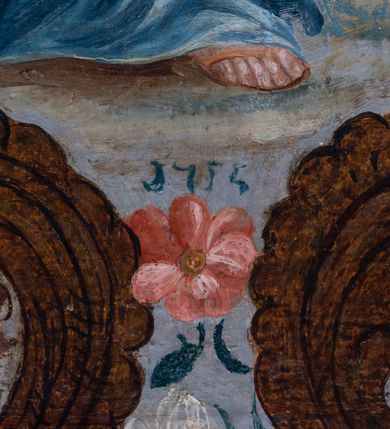 Zdjęcie nr 9: Ołtarz drewniany, prostopadłościenny z kamienną mensą, z kamiennym portatylem. Antepedium z prostokątną płyciną ujętą marmoryzowaną ramą ze złoconym karbowanym profilem. W polu przedstawienie świętej z aniołkiem podającym jej kosz kwiatów, flankowany akantową wicią akantową przeplataną z roślinną, na jasnoniebieskim tle, z datą „1754”. Nastawa ołtarzowa architektoniczna, jednoosiowa, jednokondygnacyjna ze zwieńczeniem na dwustrefowym cokole.  Retabulum flankowane parą opilastrowanych filarów, które dźwigają imposty oraz fragmenty przerwanego półkolistego przyczółka z siedzącymi puttami. Na tle filarów, na konsolach ustawione 2 figury św. Demetriusza i św. Selencjusza. Trzony pilastrów dekorowane zwisami kwiatowymi. W Polu środkowym wnęka w formie stojącego prostokąta zamkniętego łukiem segmentowym nadwieszonego z uskokiem ujęta profilowaną ramą, dekorowaną ornamentem roślinnym, z obrazem św. Heleny. Wnęka od dołu i góry flankowana ornamentem roślinnym i roccailem. Kondygnacja flankowana uszami utworzonymi z roccailu. Zwieńczenie w formie zbliżonej do trapezu o wklęsłych bokach zamknięte fragmentem gzymsu, wyłamanego na kształt łuku segmentowego nadwieszonego, z kartuszem z ornamentem roccailowym. W polu gorejące serce w otoku z obłoków i uskrzydlonych główek anielskich, w glorii promienistej.  Struktura polichromowana w sposób imitujący marmoryzację w kolorze beżowo-zielonym. Ornamentyka i profile złocone, detal i zwieńczenie srebrzone.