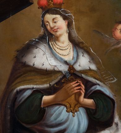 Zdjęcie nr 24: Ołtarz drewniany, prostopadłościenny z kamienną mensą, z kamiennym portatylem. Antepedium z prostokątną płyciną ujętą marmoryzowaną ramą ze złoconym karbowanym profilem. W polu przedstawienie świętej z aniołkiem podającym jej kosz kwiatów, flankowany akantową wicią akantową przeplataną z roślinną, na jasnoniebieskim tle, z datą „1754”. Nastawa ołtarzowa architektoniczna, jednoosiowa, jednokondygnacyjna ze zwieńczeniem na dwustrefowym cokole.  Retabulum flankowane parą opilastrowanych filarów, które dźwigają imposty oraz fragmenty przerwanego półkolistego przyczółka z siedzącymi puttami. Na tle filarów, na konsolach ustawione 2 figury św. Demetriusza i św. Selencjusza. Trzony pilastrów dekorowane zwisami kwiatowymi. W Polu środkowym wnęka w formie stojącego prostokąta zamkniętego łukiem segmentowym nadwieszonego z uskokiem ujęta profilowaną ramą, dekorowaną ornamentem roślinnym, z obrazem św. Heleny. Wnęka od dołu i góry flankowana ornamentem roślinnym i roccailem. Kondygnacja flankowana uszami utworzonymi z roccailu. Zwieńczenie w formie zbliżonej do trapezu o wklęsłych bokach zamknięte fragmentem gzymsu, wyłamanego na kształt łuku segmentowego nadwieszonego, z kartuszem z ornamentem roccailowym. W polu gorejące serce w otoku z obłoków i uskrzydlonych główek anielskich, w glorii promienistej.  Struktura polichromowana w sposób imitujący marmoryzację w kolorze beżowo-zielonym. Ornamentyka i profile złocone, detal i zwieńczenie srebrzone.