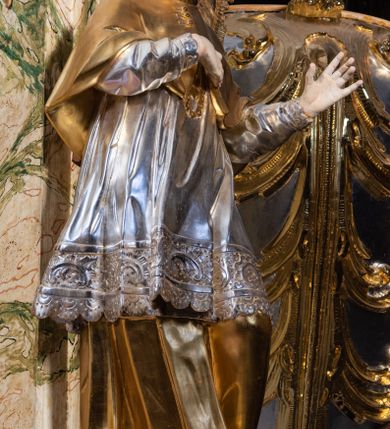 Zdjęcie nr 11: Ołtarz drewniany, prostopadłościenny z kamienną mensą, z kamiennym portatylem. Antepedium z prostokątną płyciną ujętą marmoryzowaną ramą ze złoconym karbowanym profilem. W polu przedstawienie świętej z aniołkiem podającym jej kosz kwiatów, flankowany akantową wicią akantową przeplataną z roślinną, na jasnoniebieskim tle, z datą „1754”. Nastawa ołtarzowa architektoniczna, jednoosiowa, jednokondygnacyjna ze zwieńczeniem na dwustrefowym cokole.  Retabulum flankowane parą opilastrowanych filarów, które dźwigają imposty oraz fragmenty przerwanego półkolistego przyczółka z siedzącymi puttami. Na tle filarów, na konsolach ustawione 2 figury św. Demetriusza i św. Selencjusza. Trzony pilastrów dekorowane zwisami kwiatowymi. W Polu środkowym wnęka w formie stojącego prostokąta zamkniętego łukiem segmentowym nadwieszonego z uskokiem ujęta profilowaną ramą, dekorowaną ornamentem roślinnym, z obrazem św. Heleny. Wnęka od dołu i góry flankowana ornamentem roślinnym i roccailem. Kondygnacja flankowana uszami utworzonymi z roccailu. Zwieńczenie w formie zbliżonej do trapezu o wklęsłych bokach zamknięte fragmentem gzymsu, wyłamanego na kształt łuku segmentowego nadwieszonego, z kartuszem z ornamentem roccailowym. W polu gorejące serce w otoku z obłoków i uskrzydlonych główek anielskich, w glorii promienistej.  Struktura polichromowana w sposób imitujący marmoryzację w kolorze beżowo-zielonym. Ornamentyka i profile złocone, detal i zwieńczenie srebrzone.